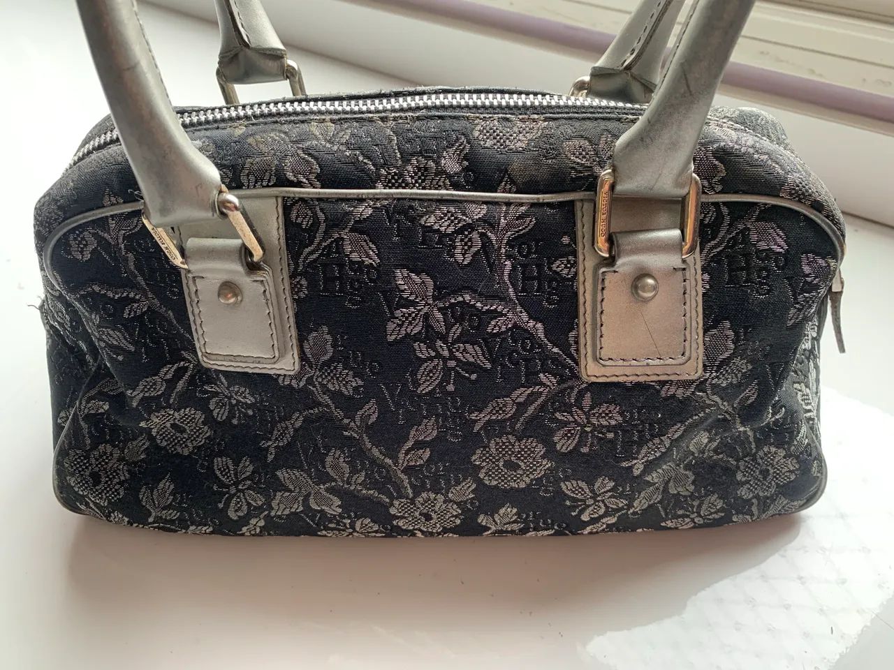 Bolsa Victor Hugo floral preta  - Foto 3