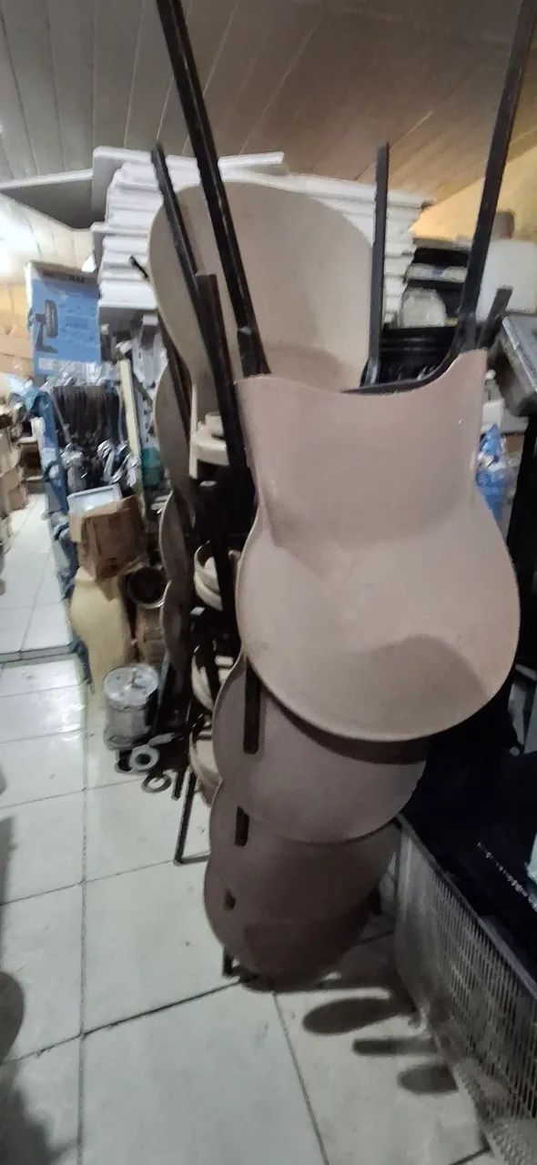 CADEIRAS DE PLÁSTICO COM AS PERNAS DE FERRO  - Foto 5