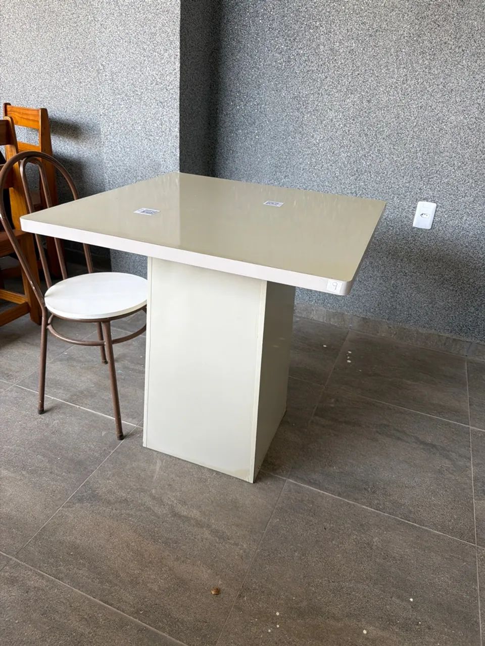 Mesa linda em Laca 