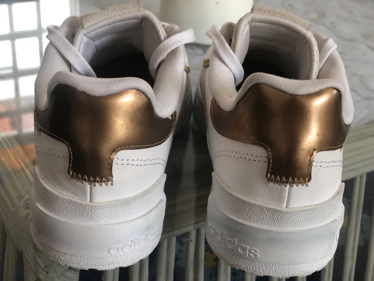 Tênis Adidas Branco com Dourado Original  - Foto 3