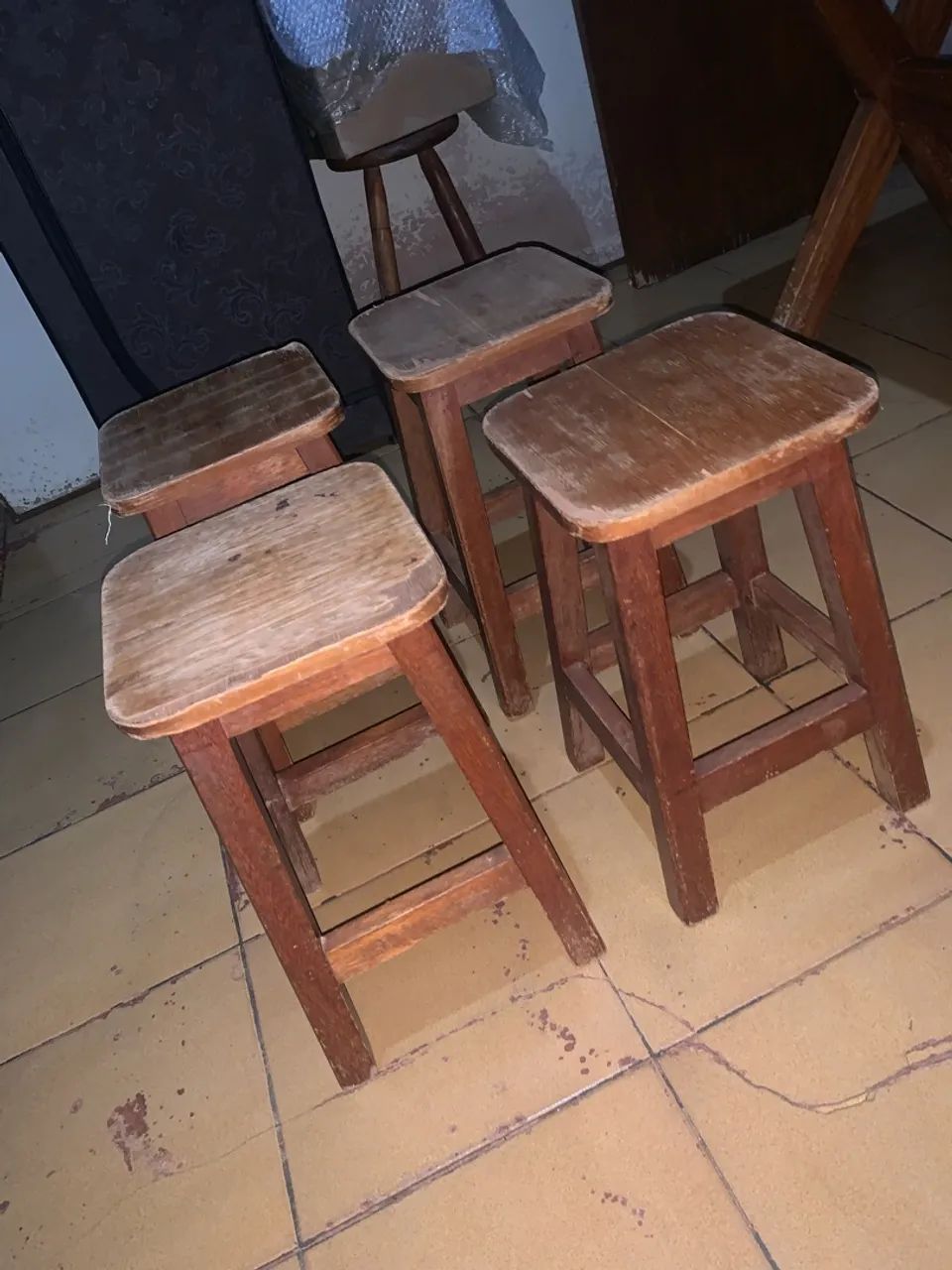 Mesa madeira com 4 bancos - Foto 5