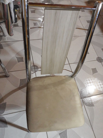 Mesa de madeira com 6 cadeiras. - Foto 4