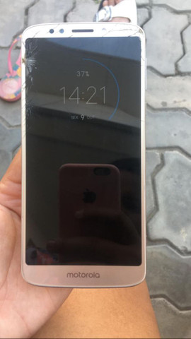 Moto G6 play 32gb trincado mas n interfere em nd - Foto 3