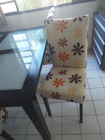 Vendo essa mesa com 4 cadeiras - Foto 2