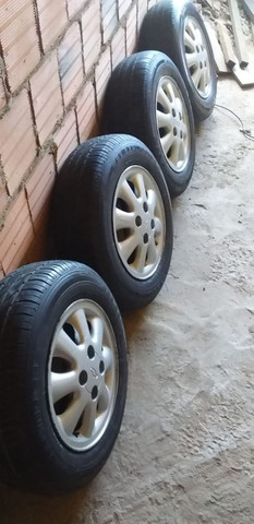 Vendo ou Troco Jogo de Roda Aro 13 com 4 Pneus Semi-novos