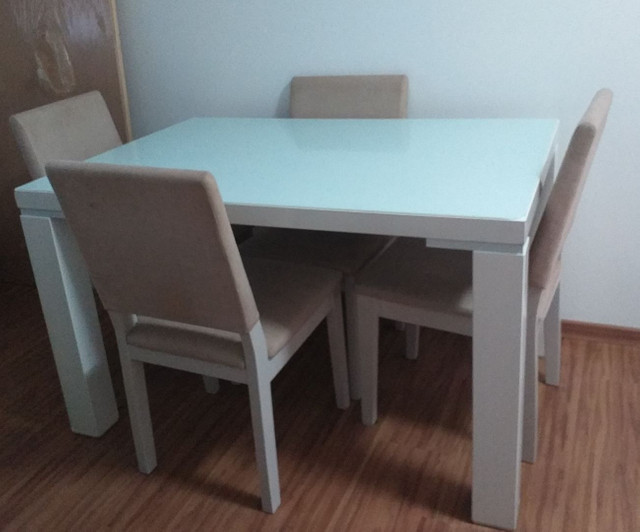 Mesa branca com vidro e 4 cadeiras