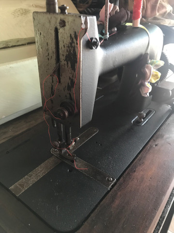Máquina de costura antiga - Foto 3