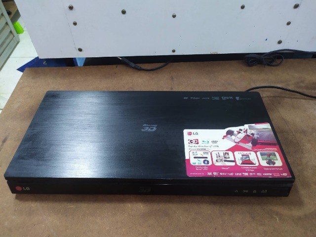 Blu ray player 3d lg bp630 com plataforma smart tv cabo hdm