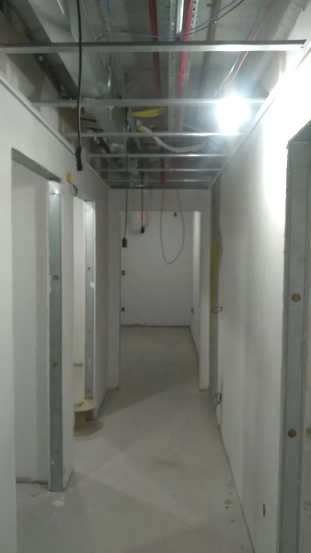 Serviços pinturas conserto de telhados pinturas externas  e internas  - Foto 2