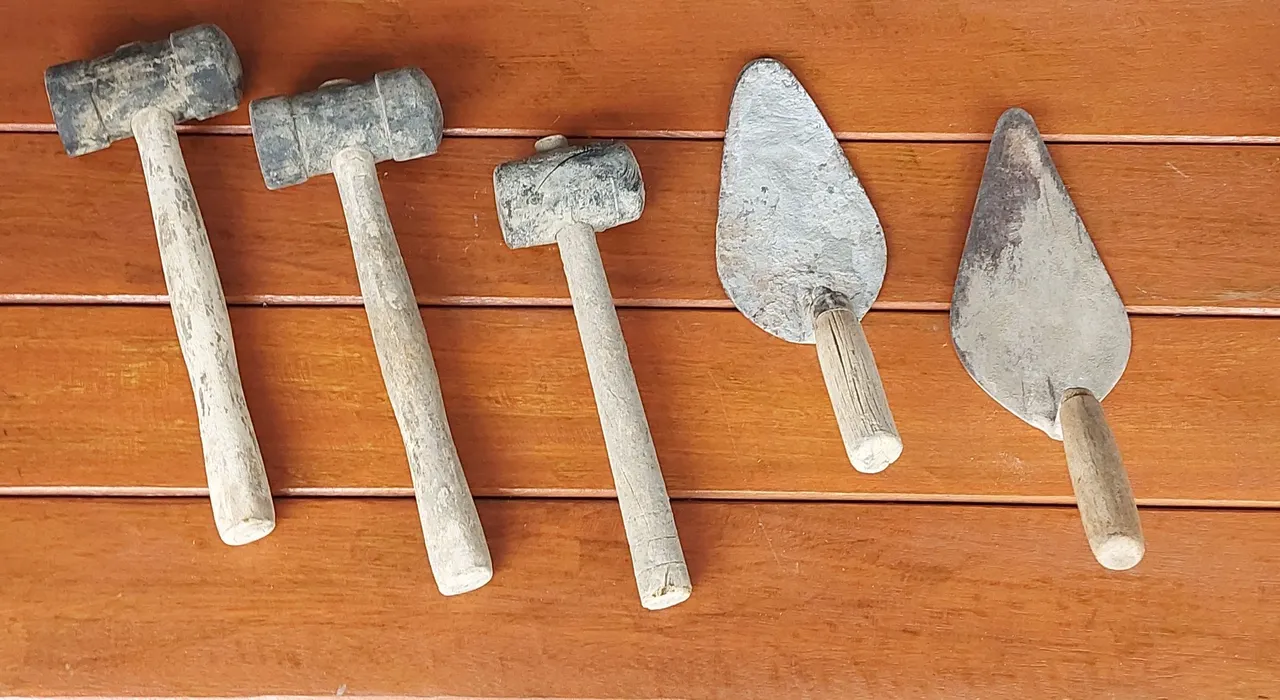 Conjunto de ferramentas de construção - martelos de borracha e espátulas