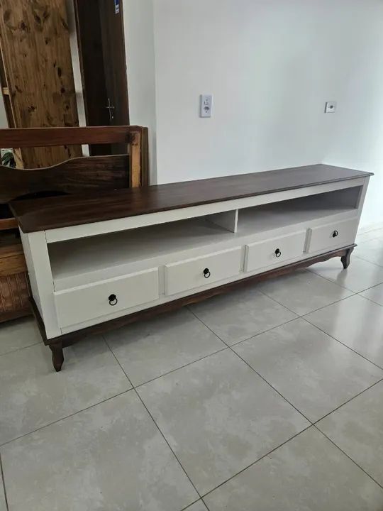 Rack rustico branco em MDF com tampo e pés de madeira  - Foto 2