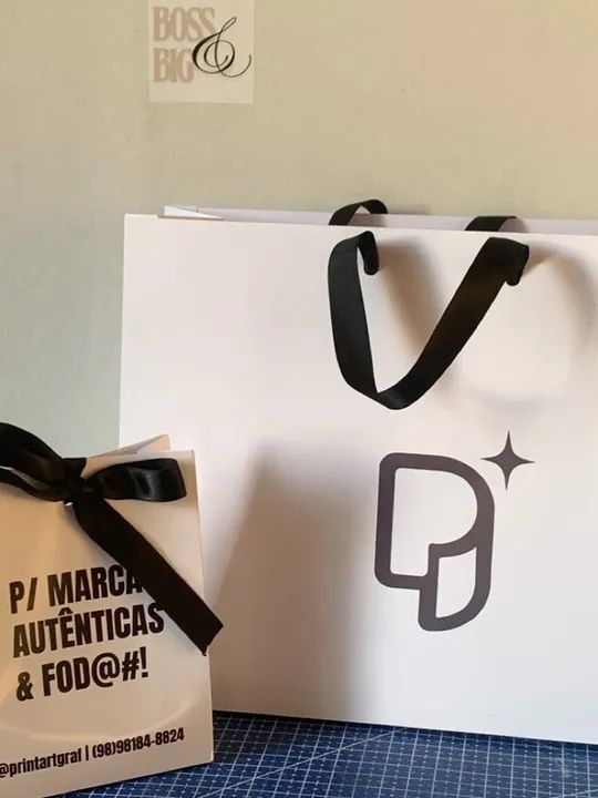 Sacolas, adesivos e tags personalizadas 
