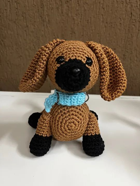 Mini Cahcorro Dachshund Marrom Sentado em Crochê Amigurumi Pelúcia Salsicha