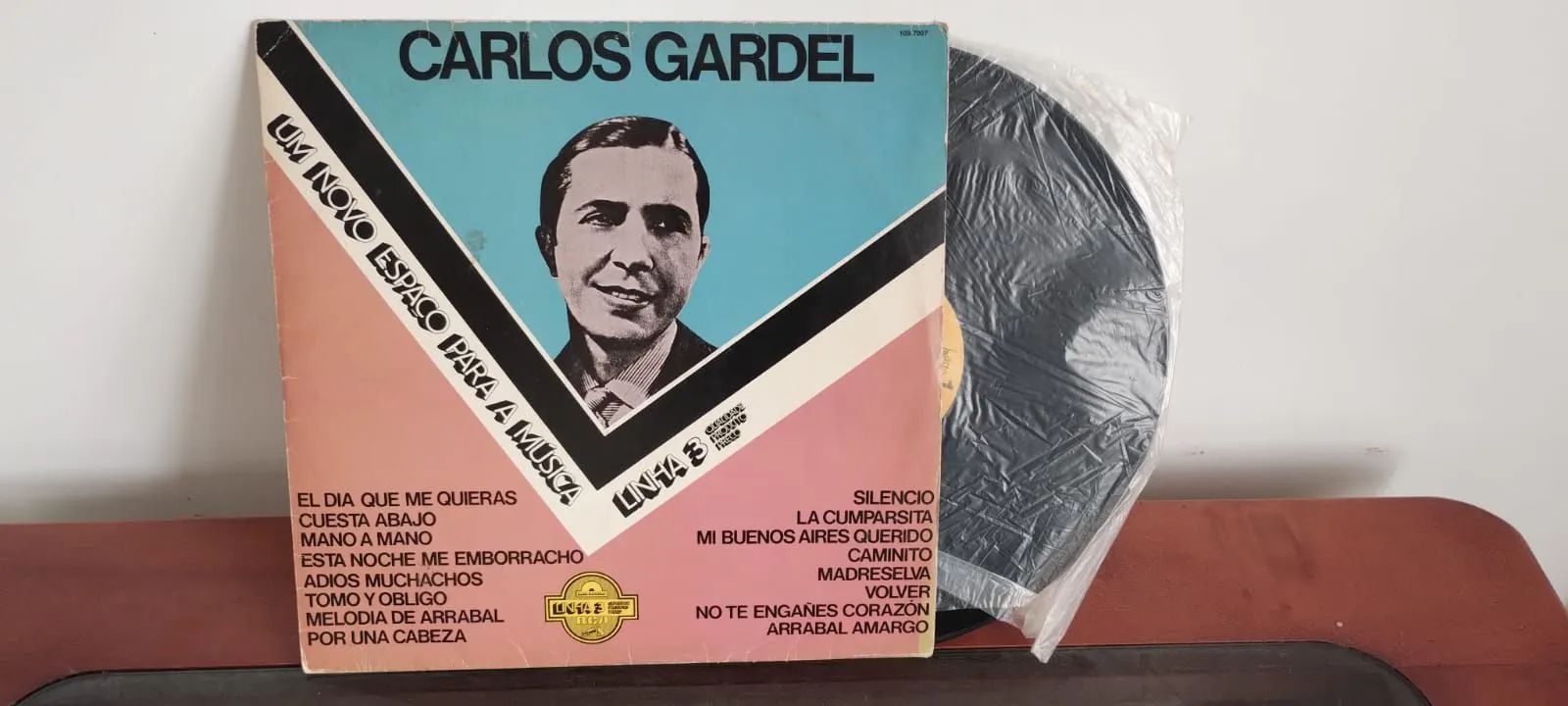 Disco de Vinil Carlos Gardel - Um Novo Espaço Para A Música