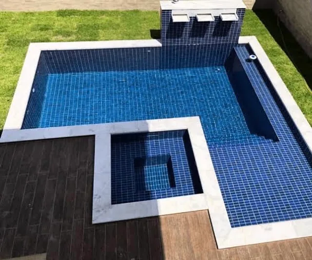 Borda de piscina em mármore branco bruto