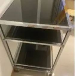 Mesa tipo Bar em vidro, perfeito estado e muito bonito, valor para desocupar e sair logo. 