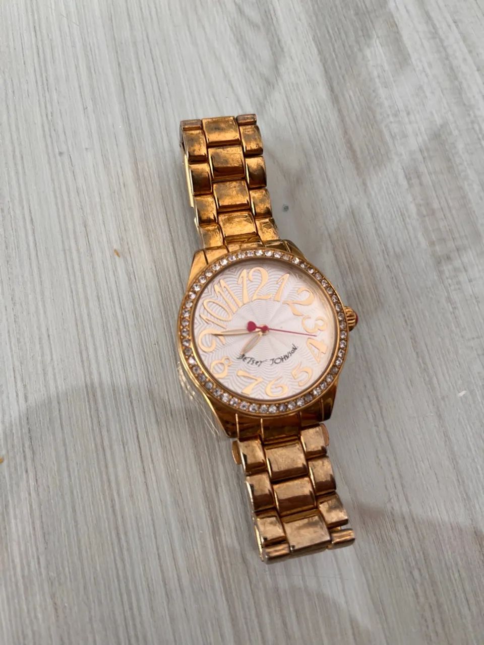 Relógio feminino dourado Betsey Johnson - Foto 2