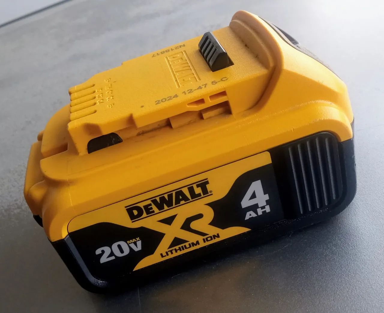 Bateria Dewalt 20v XR 4ah  - Foto 3