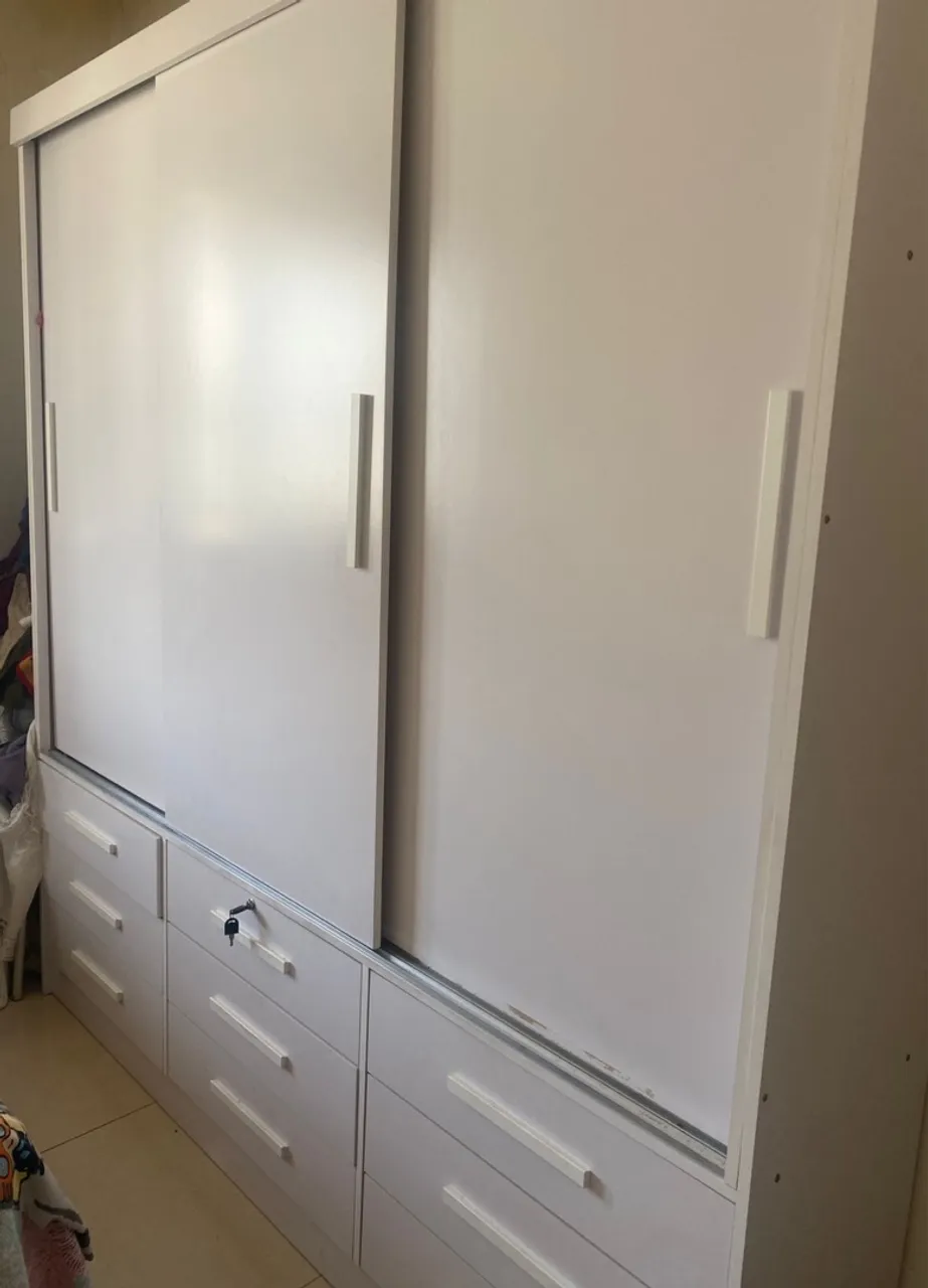 Painel de TV com rack e prateleira e Roupeiro de quarto 