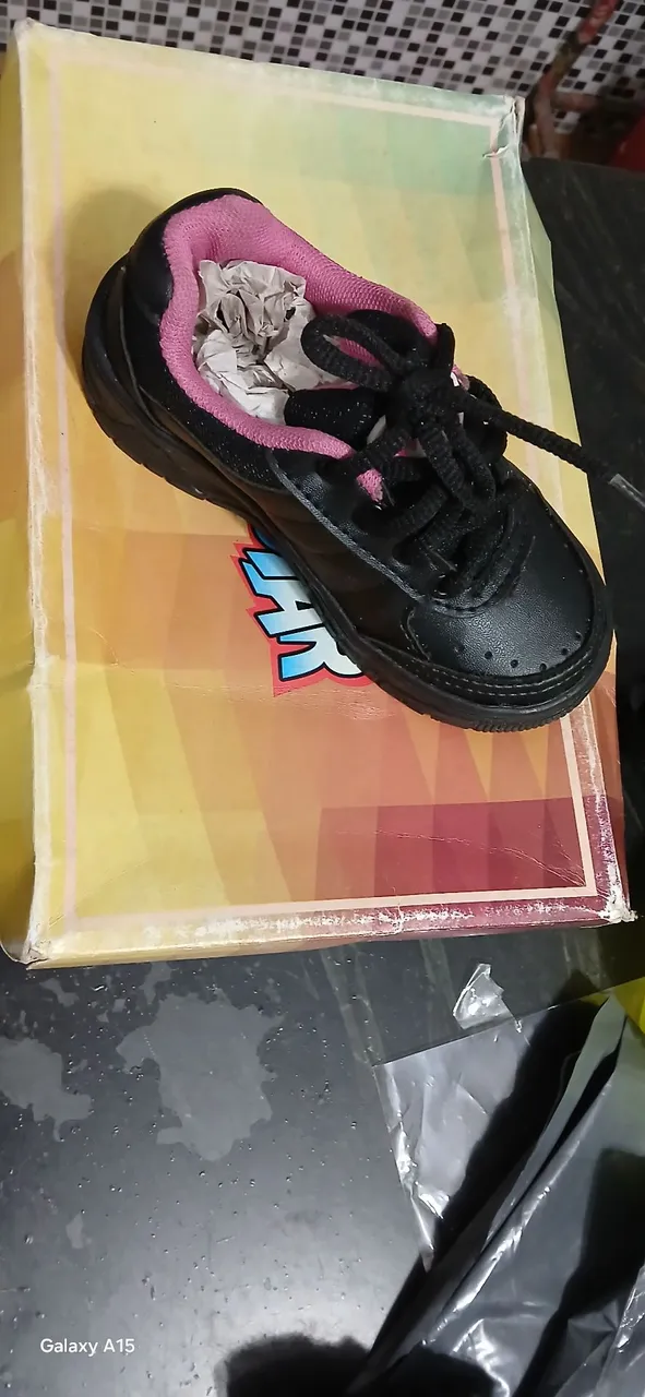 Sapato Infantil Preto com Detalhes Rosa