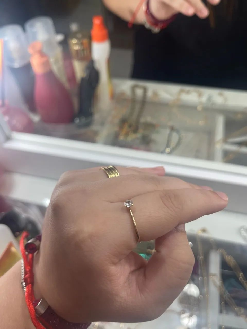 Anel Dourado com Pedra Brilhante-ROMMANEL