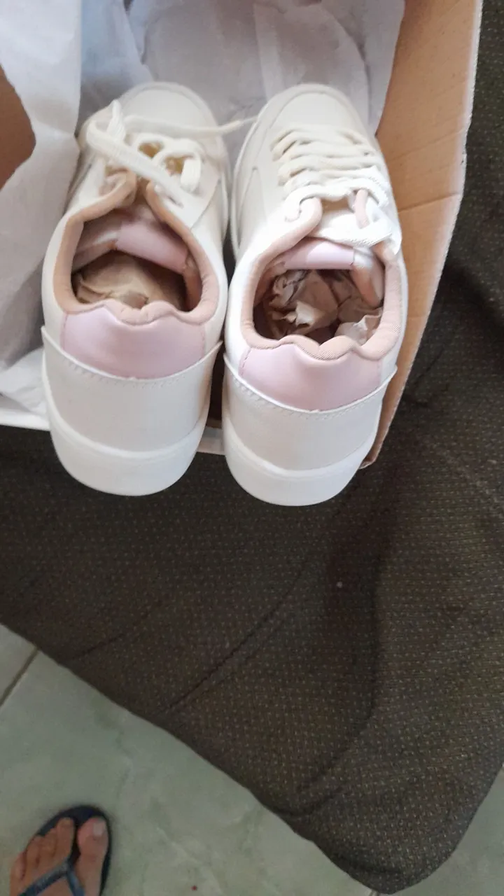 Tênis branco com detalhe rosa