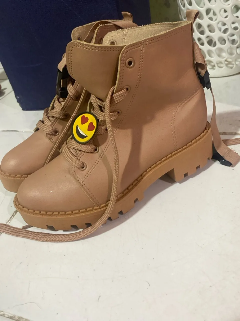 Bota moleca Feminina Bege com Detalhes