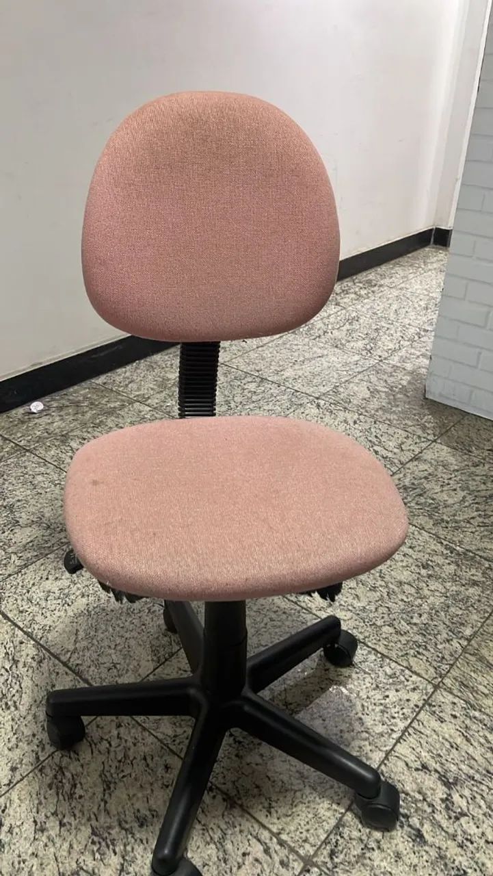 Poltrona Giratória Rosa pequenos detalhes 