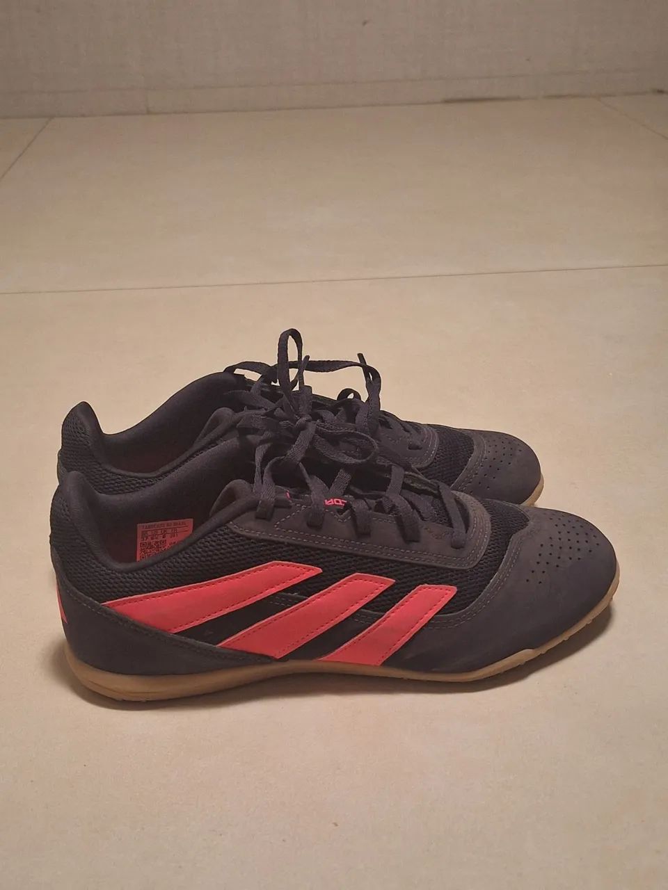 Chuteira Adidas Predator Club Sala roxo e rosa