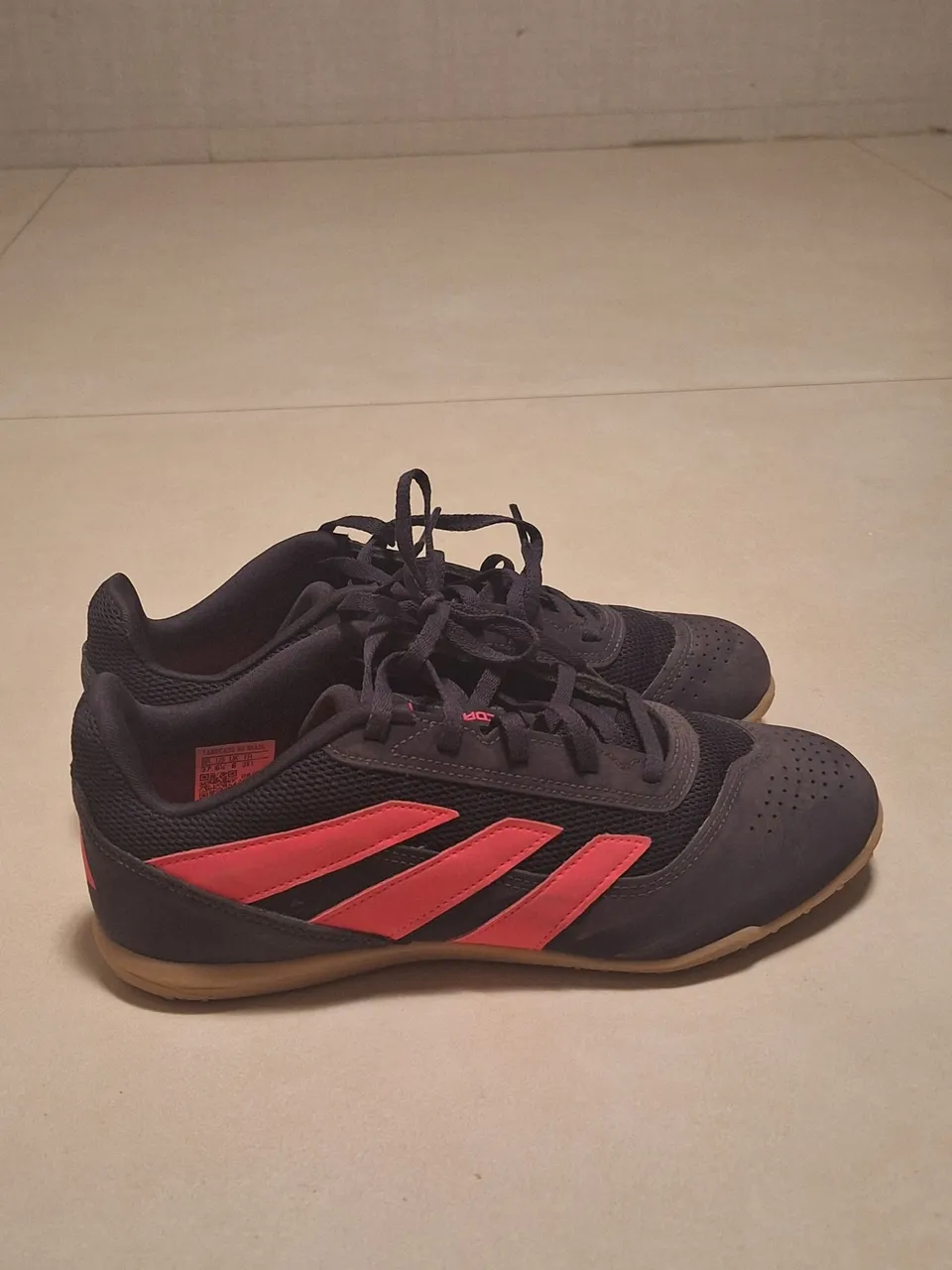 Chuteira Adidas Predator Club Sala roxo e rosa