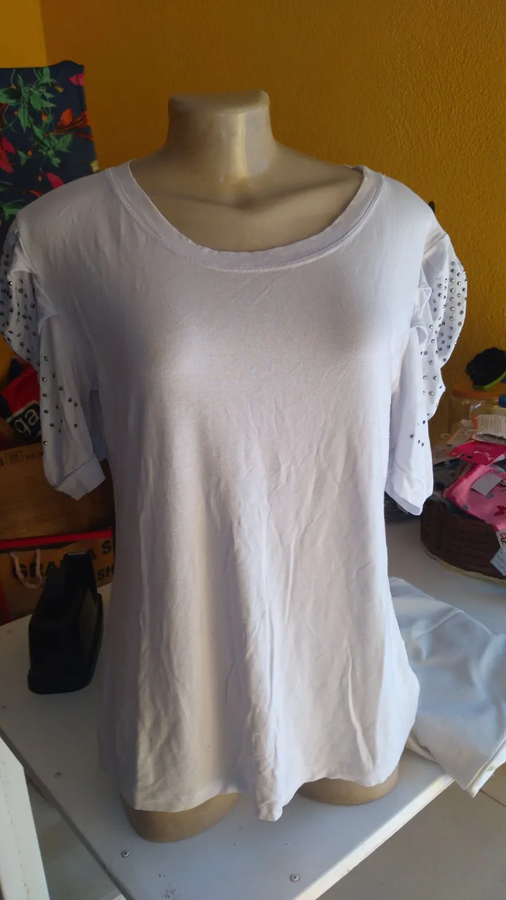 Camisa Branca com Detalhes e Manga Diferenciada