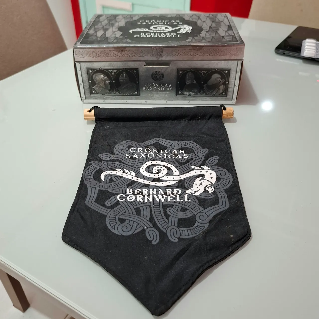Box Crônicas Saxônicas (4 Volumes) - Com Flâmula e Pôster - Item de Colecionador