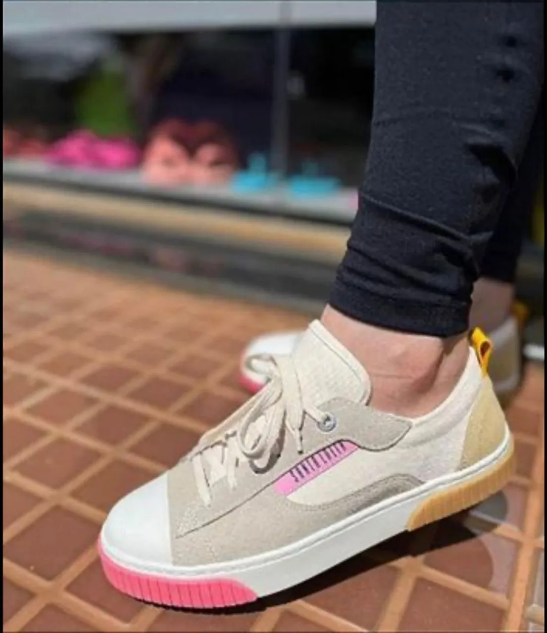 Tênis Santa Lolla Bege com Detalhes Rosa