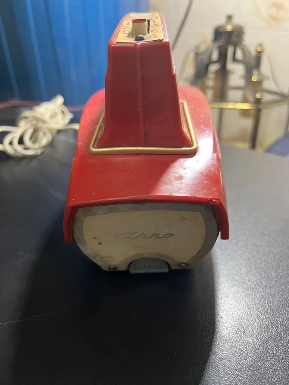 Batedeira antiga Arno vermelha