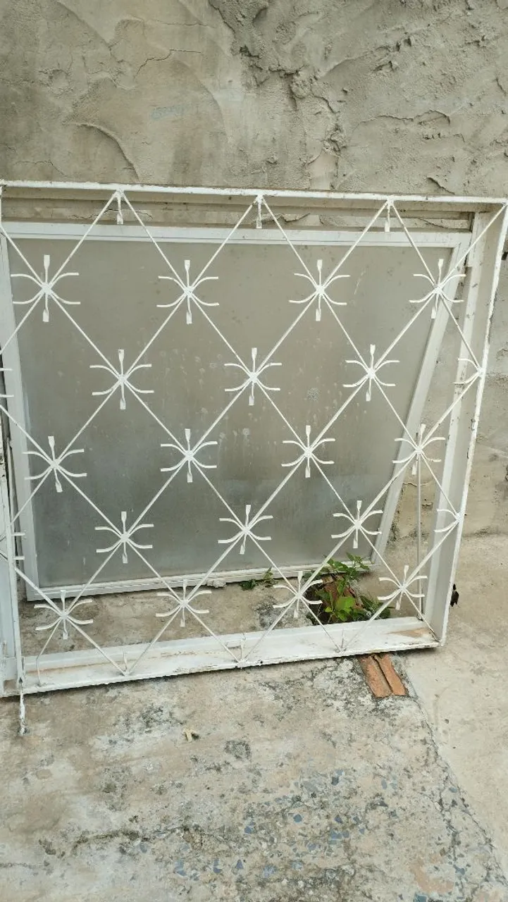 Janela de Aço com Grade Decorativa