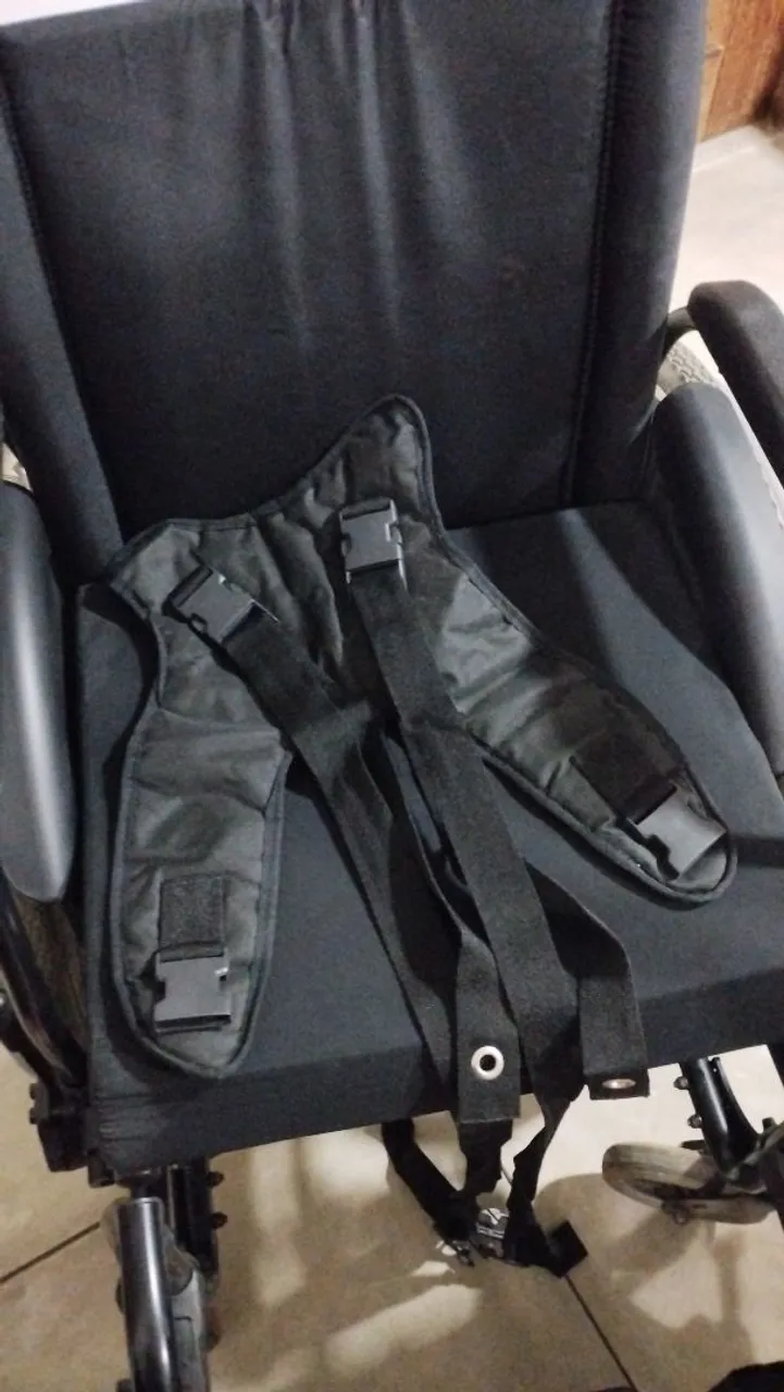 Vendo cadeira de rodas Ortobras desmontável