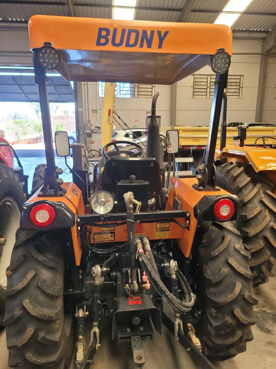 Trator Budny BDY 2840 4x4 com concha Frontal ano 2015 - Foto 3