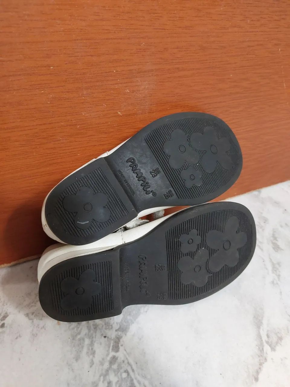 Sapatos infantis brancos - TAMANHO 23 - Foto 4