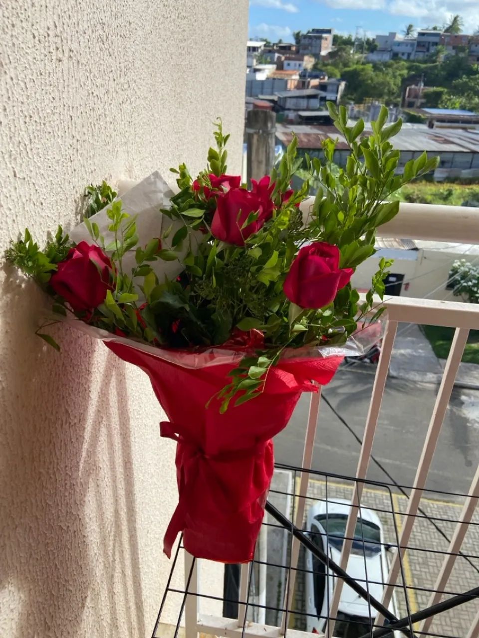 Buquê de rosas vermelhas com chocolates e fotos - Foto 2
