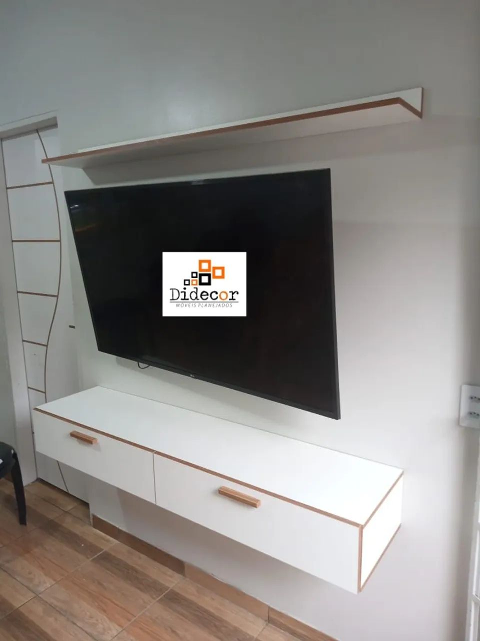 Rack suspenso + prateleira p/tv até 55
