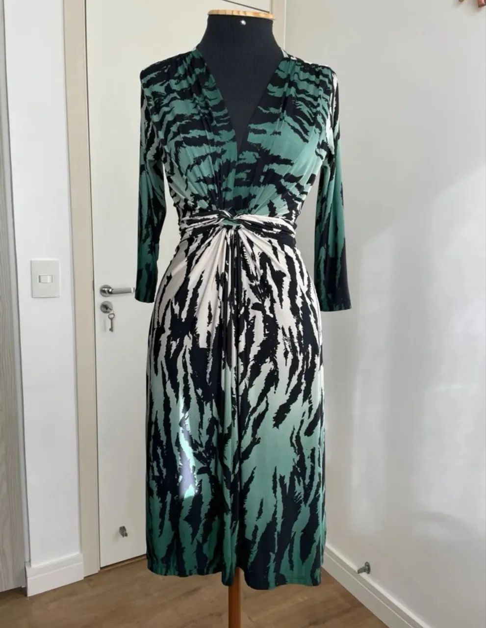 Vestido midi estampado com amarração tam P Sofisticata - Foto 4