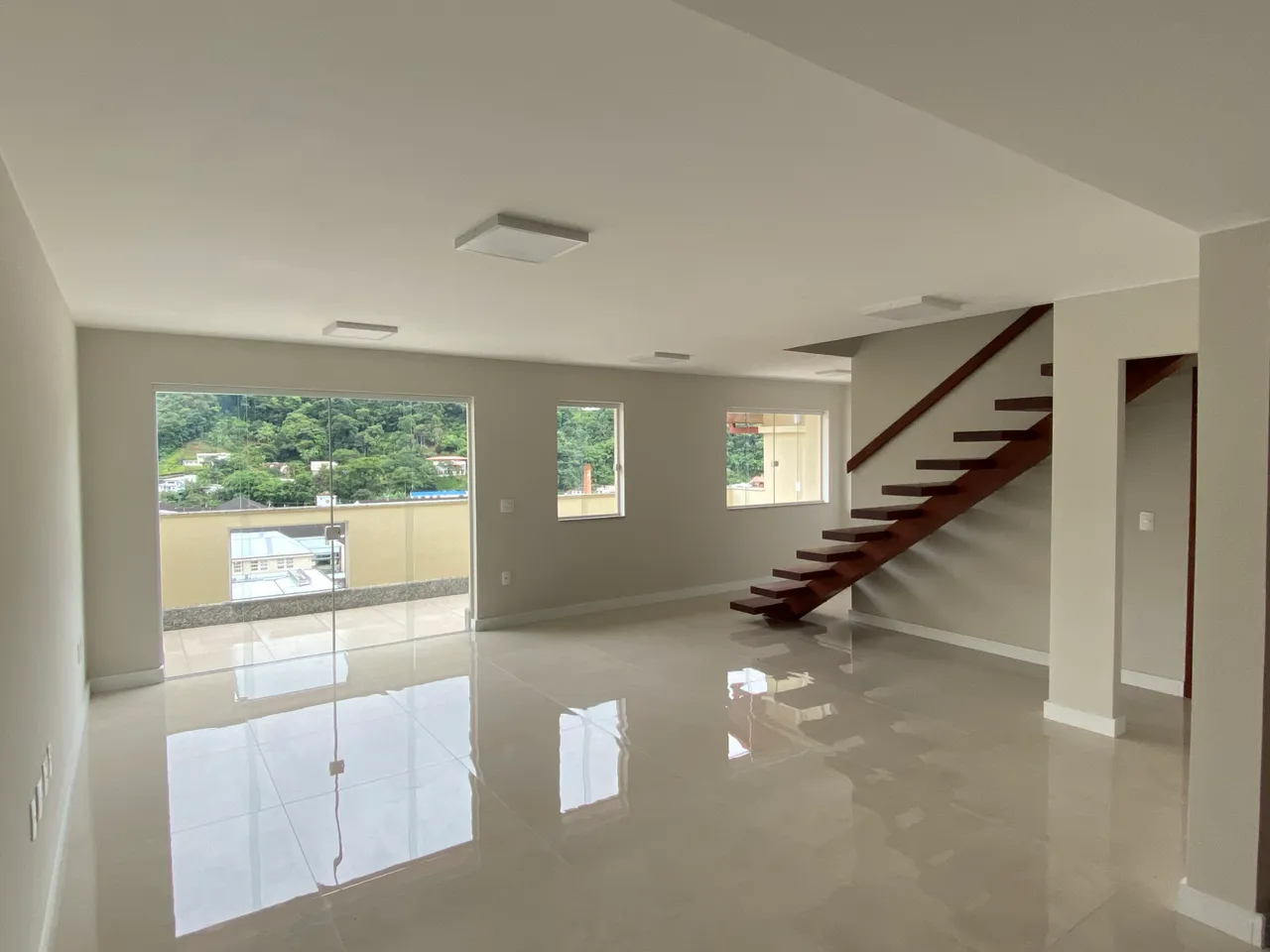 Cobertura nova, ampla, com 3 suítes para venda ou locação no Centro de Nova Friburgo - RJ