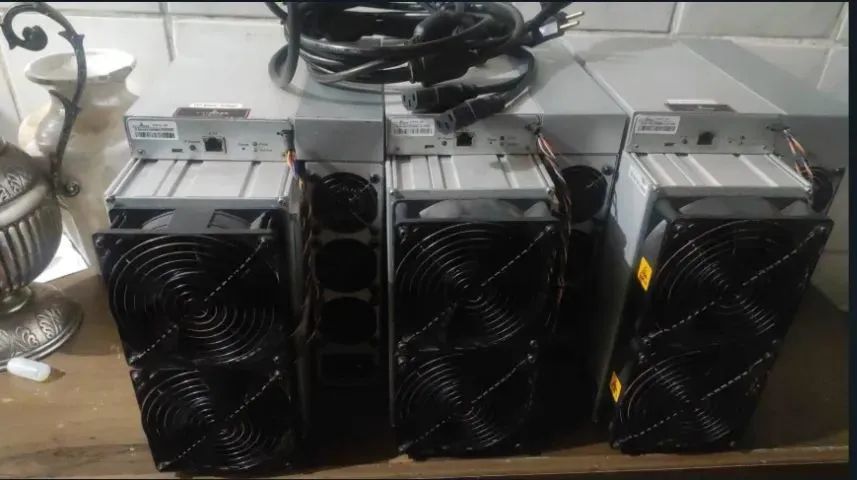 Minerador de Criptomoedas ASIC Antminer S19