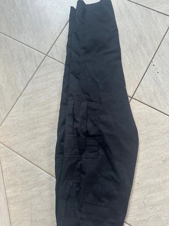 Gandola calça cinto e blusa preta 