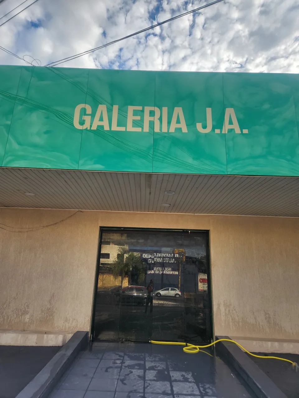 Salas comerciais perto da T9, c excelente estacionamento 