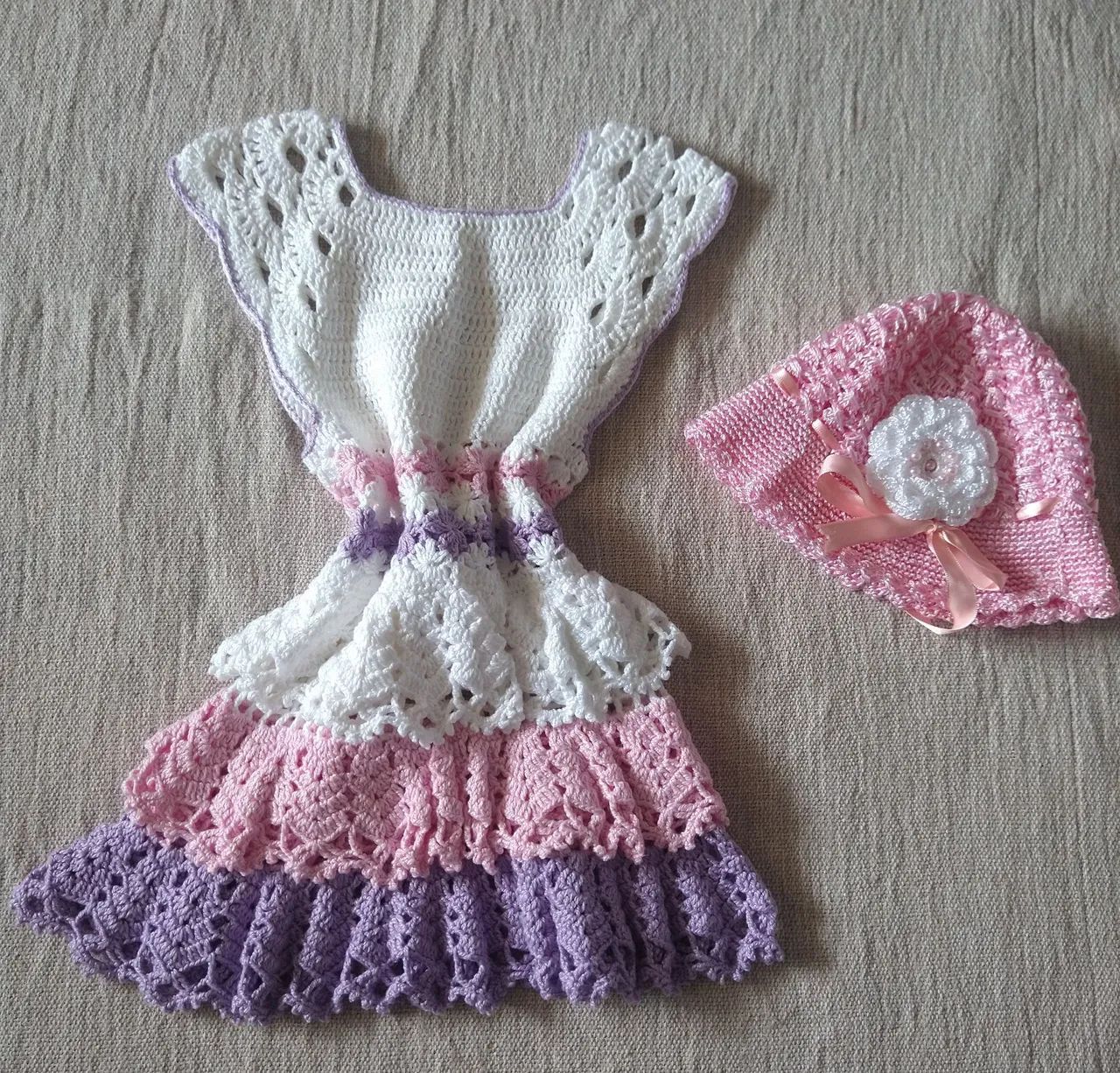 Vestido e chapéu em crochê 