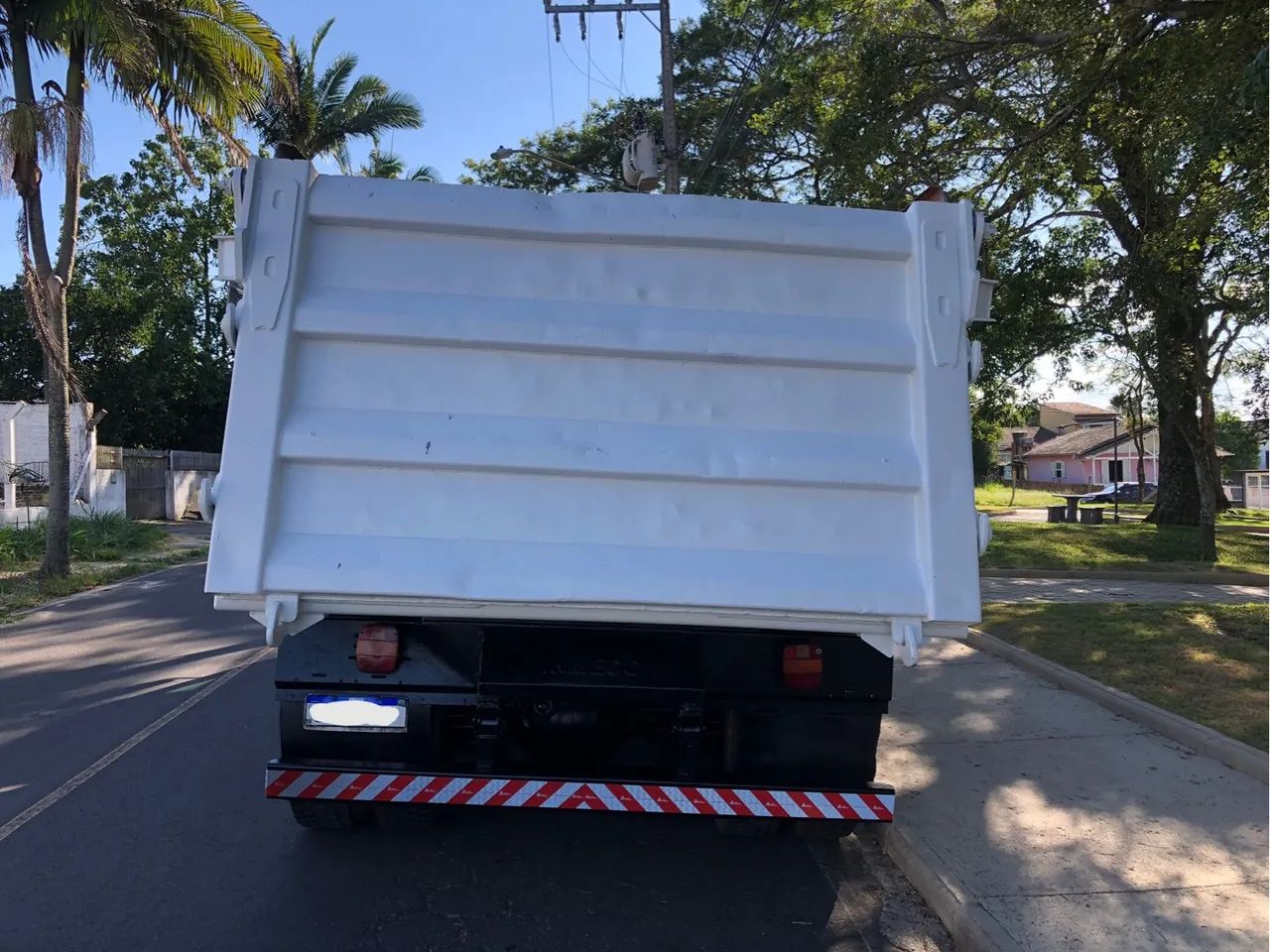 Caminhão Volkswagen 31-330 6x4 2013 km 133.000 (Caçamba Pistao frontal ) - Foto 5