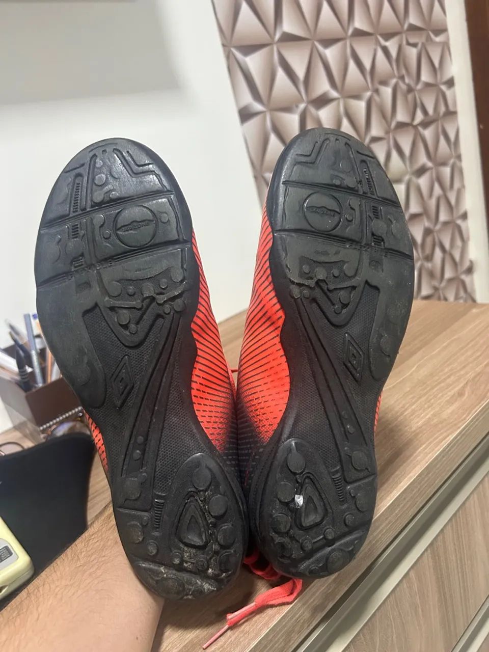 Chuteiras de Campo Laranja Umbro tamanho 42 - Foto 3
