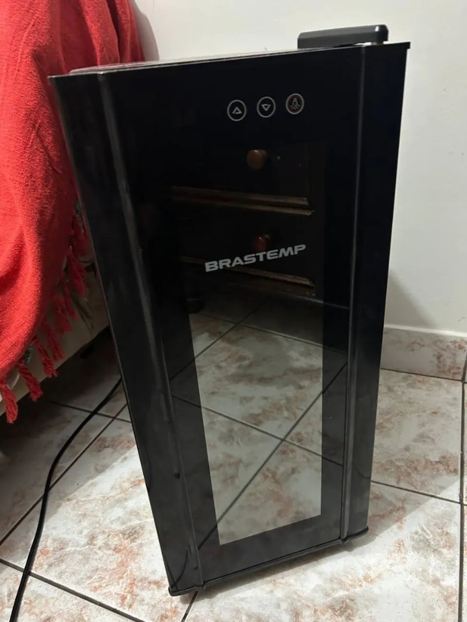 Adega Climatizada Brastemp 12 Garrafas usadas com defeito nos botões touch 