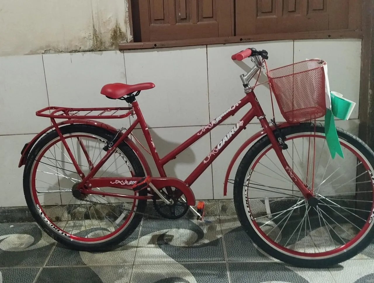 Bicicleta Vermelha com Cesta